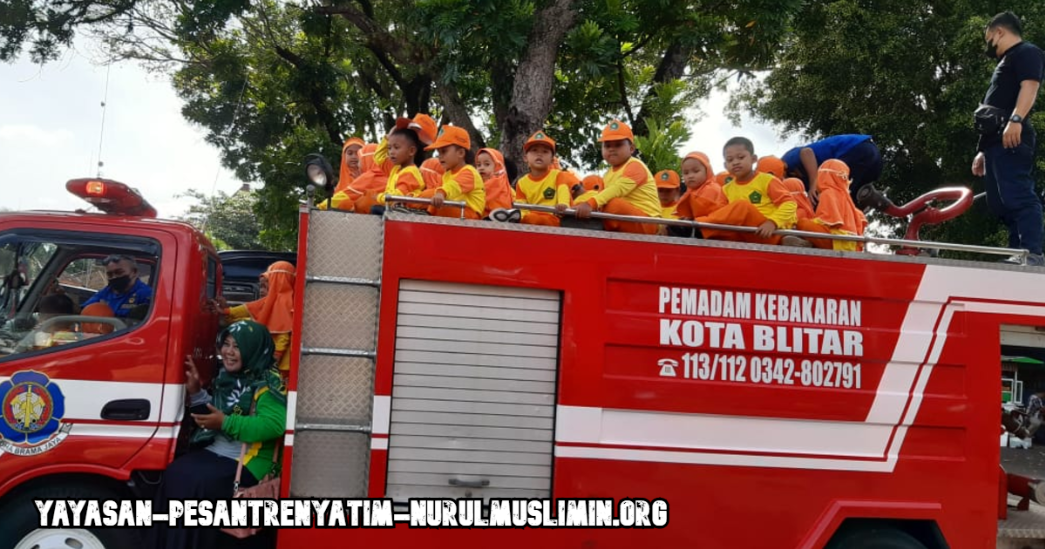 Drama Anak Tantrum Ogah Sekolah, Damkar Kuningan Ikut Turun Tangan!
